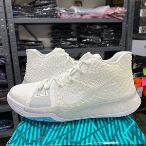 P92 Nike Kids Kyrie 3 Sneaker, SZ. 6 Big Kid (NWD)